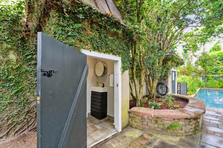 Serene Cottage With Beautiful Garden And Heated Pool تشارلستون المظهر الخارجي الصورة